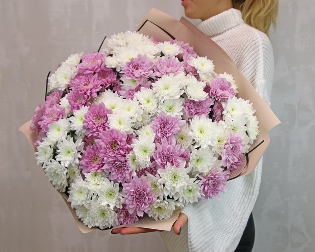 Букет з 29 хризантем кущових ніжний мікс в стильній упаковці.