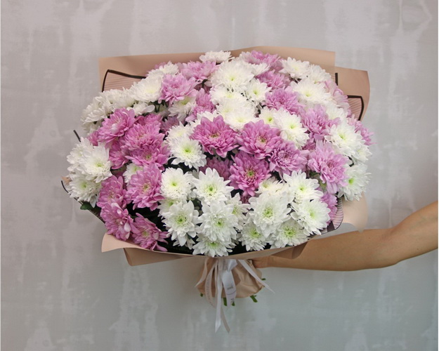 Букет з 29 хризантем кущових ніжний мікс в стильній упаковці.