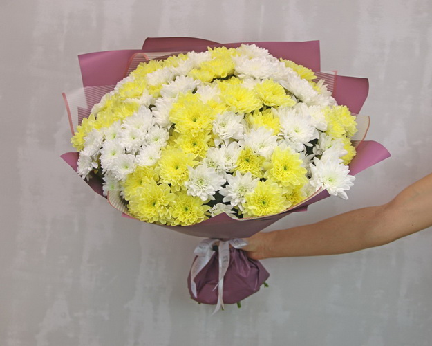 Букет з 25 хризантем кущових мікс в стильній упаковці.