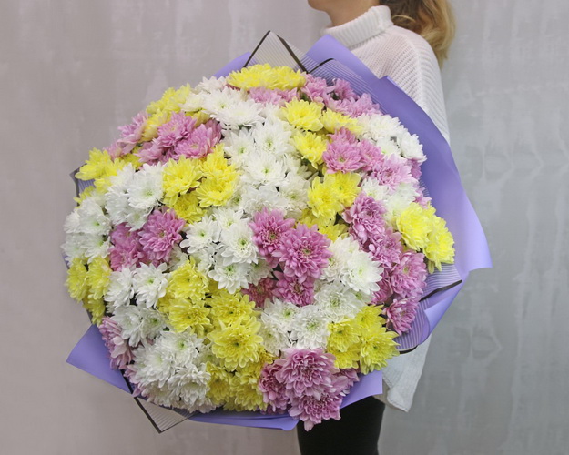 Букет з 39 хризантем кущових мікс в стильній упаковці.