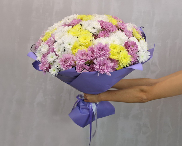 Букет із 51 кущової хризантеми мікс у стильній упаковці