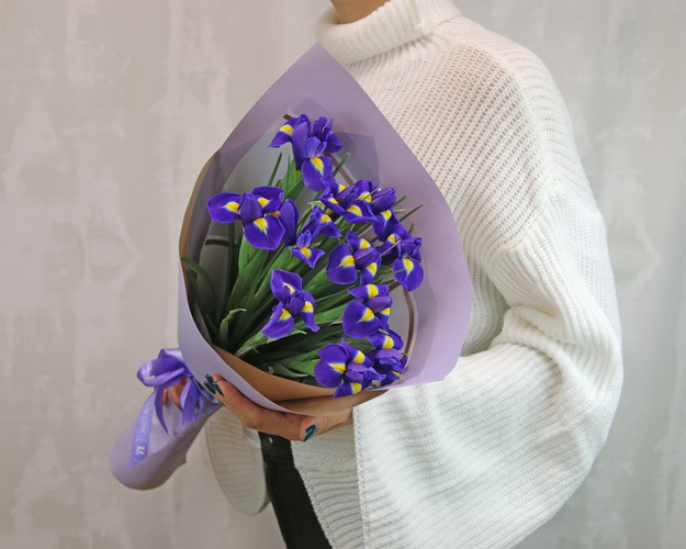 Букет з 9 ірисів у дизайнерській упаковці