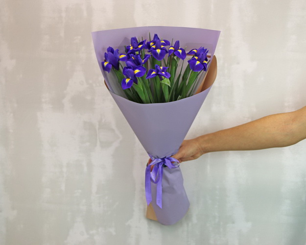 Букет з 9 ірисів у дизайнерській упаковці