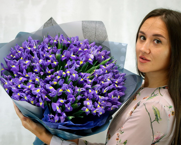 Букет із 101 синього ірису в стильній упаковці.