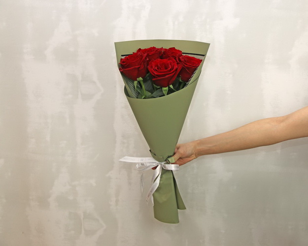 Букет 5 червоних троянд в упакуванні