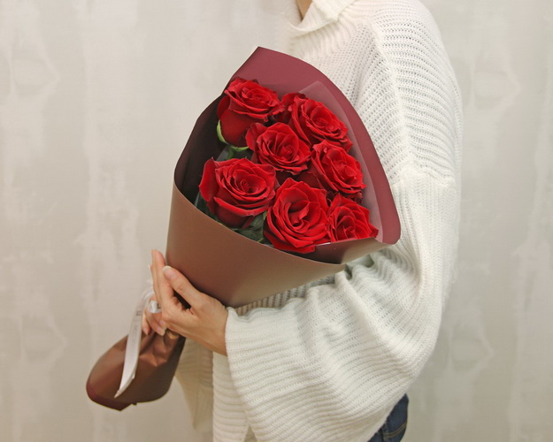 Букет із 7 червоних імпортних троянд в упакуванні