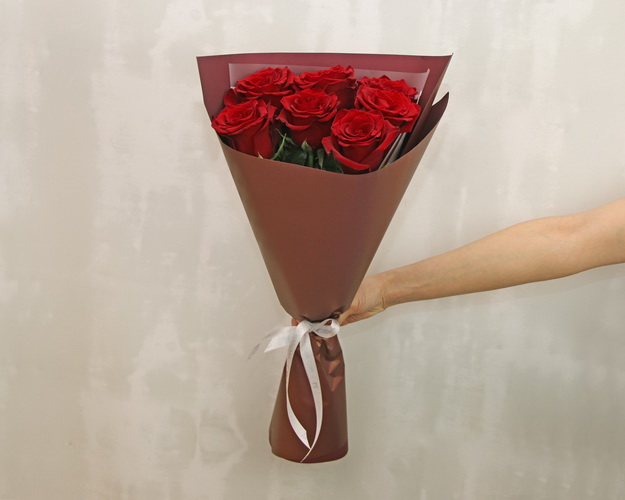 Букет із 7 червоних імпортних троянд в упакуванні