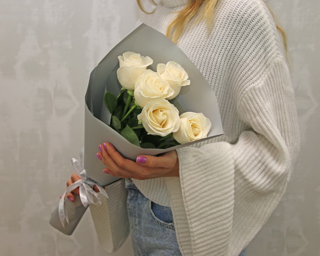 Букет 5 білих троянд в упакуванні