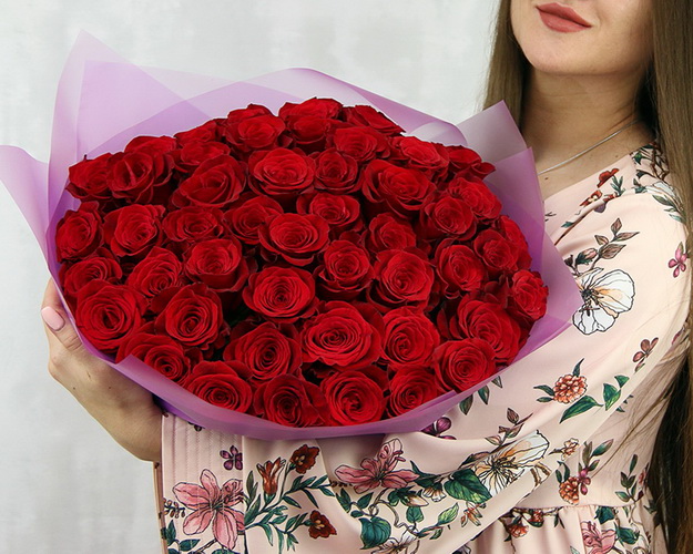 Букет 51 червона троянда в упакуванні