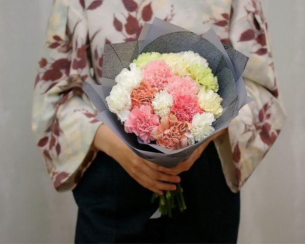 Букет із 15 гвоздик мікс у стильній упаковці.