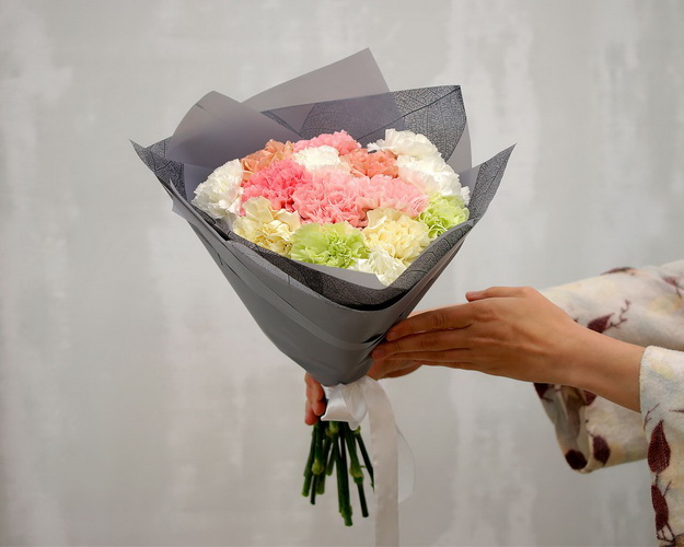 Букет із 15 гвоздик мікс у стильній упаковці.