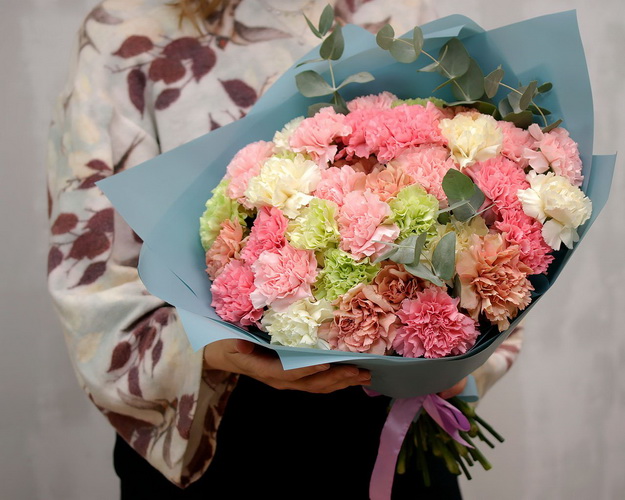 Букет з 35 діантусів мікс із зеленню в дизайнерській упаковці