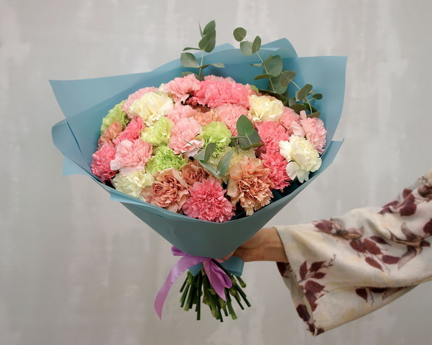 Букет з 35 діантусів мікс із зеленню в дизайнерській упаковці