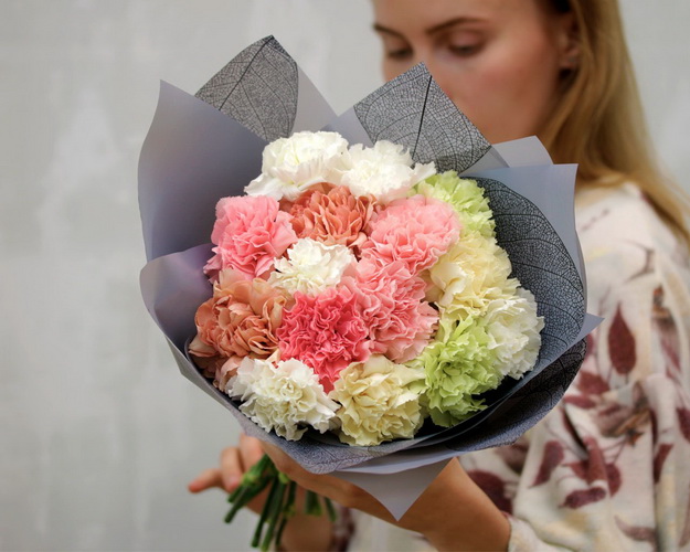 Букет із 15 гвоздик мікс у стильній упаковці.