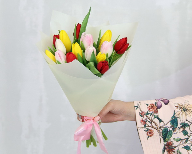 Букет із 15 тюльпанів мікс у стильній упаковці