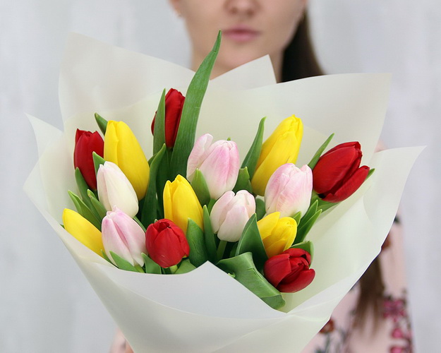 Букет із 15 тюльпанів мікс у стильній упаковці
