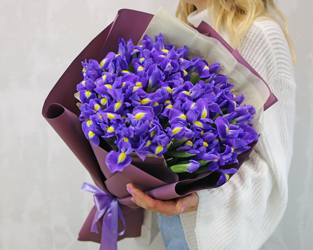 Букет із 51 синього ірису в стильній упаковці.