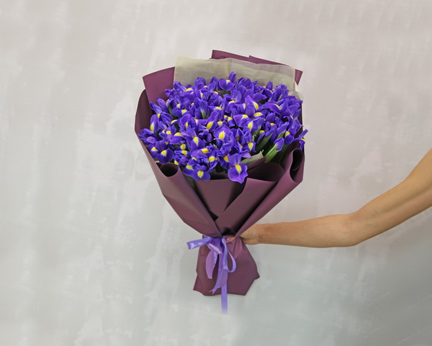 Букет із 51 синього ірису в стильній упаковці.
