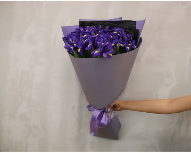 Букет із 35 синіх ірисів у стильній упаковці.