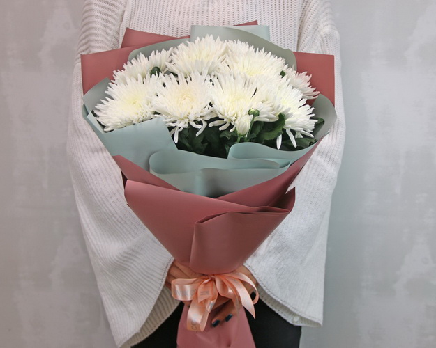 Букет з 11 хризантем білих в стильній упаковці.