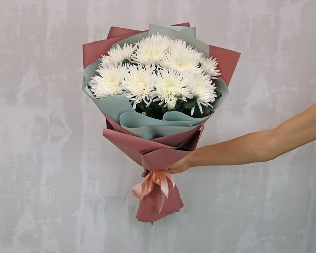 Букет з 11 хризантем білих в стильній упаковці.