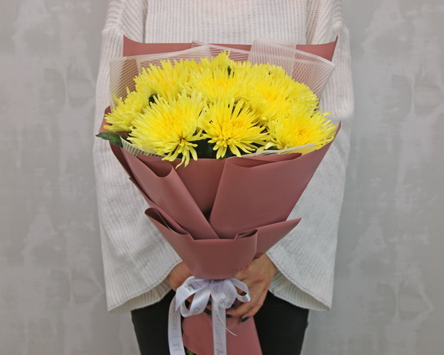 Букет із 11 жовтих хризантем в стильній упаковці.