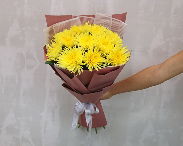 Букет із 11 жовтих хризантем в стильній упаковці.