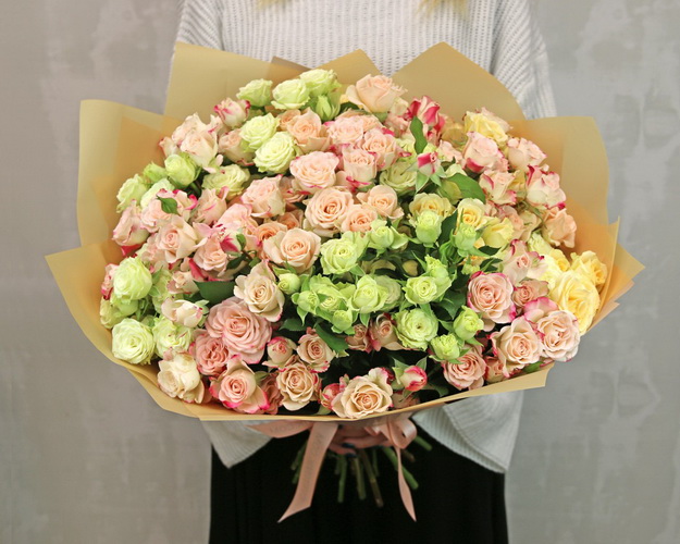 Букет з 25 кущових троянд ніжний мікс у стильній упаковці