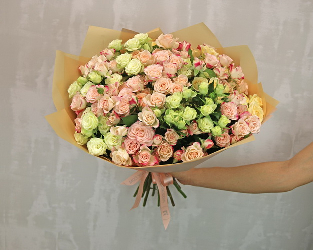 Букет з 25 кущових троянд ніжний мікс у стильній упаковці
