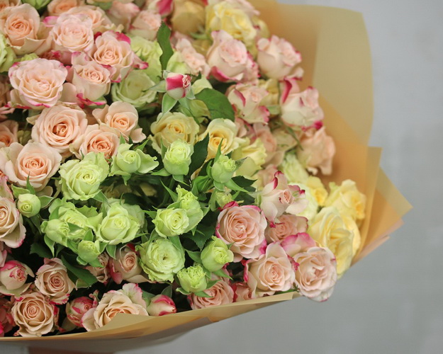 Букет з 25 кущових троянд ніжний мікс у стильній упаковці