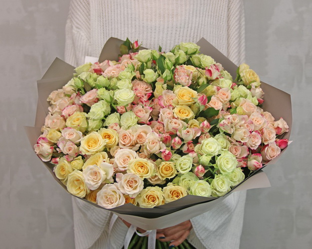 Букет із 35 кущових троянд ніжний мікс у стильній упаковці