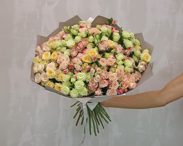 Букет із 35 кущових троянд ніжний мікс у стильній упаковці