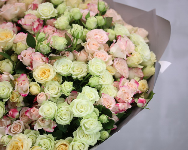 Букет із 35 кущових троянд ніжний мікс у стильній упаковці