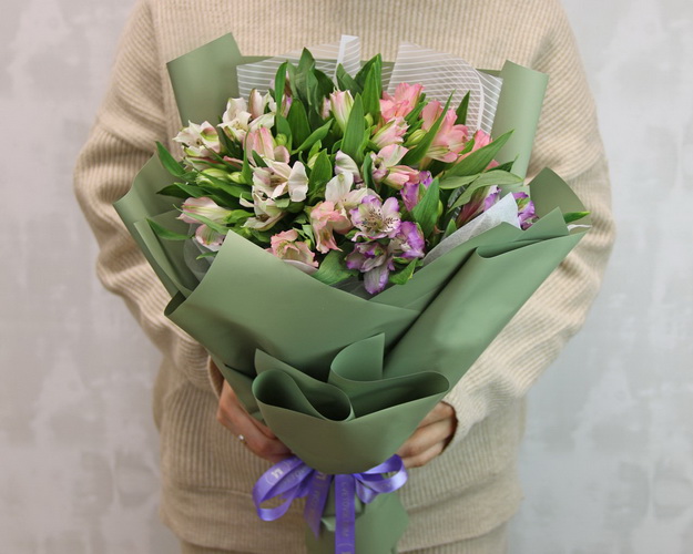 Букет із 11 альстромерій ніжний мікс в упаковці