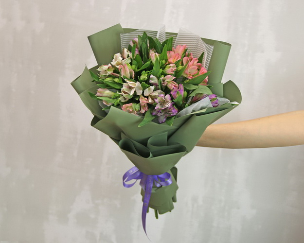 Букет із 11 альстромерій ніжний мікс в упаковці