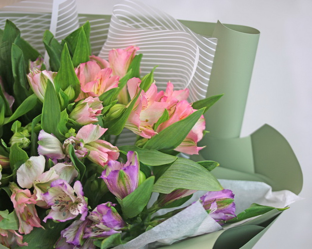 Букет із 11 альстромерій ніжний мікс в упаковці