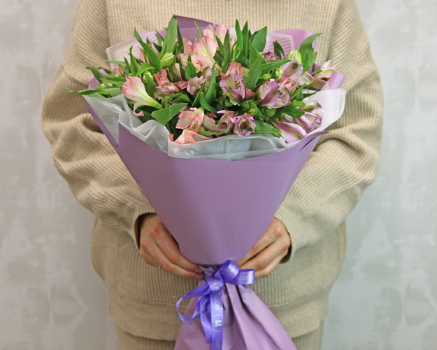 Букет із 15 альстромерій ніжний мікс в упаковці