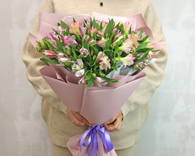 Букет із 29 альстромерій ніжний мікс в упаковці