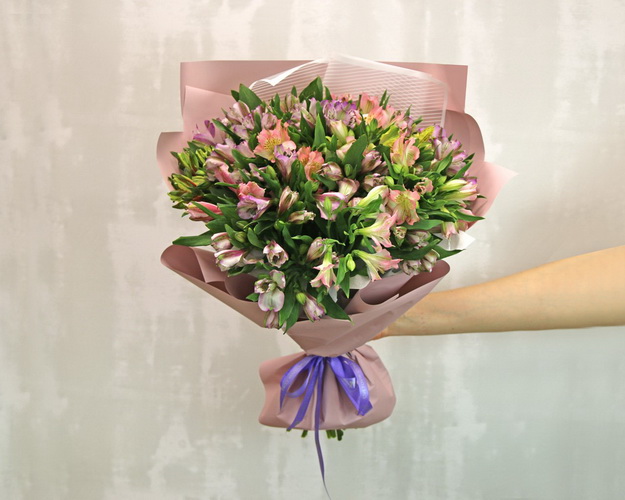 Букет із 29 альстромерій ніжний мікс в упаковці