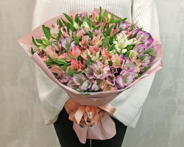 Букет із 31 альстромерії ніжний мікс в упаковці
