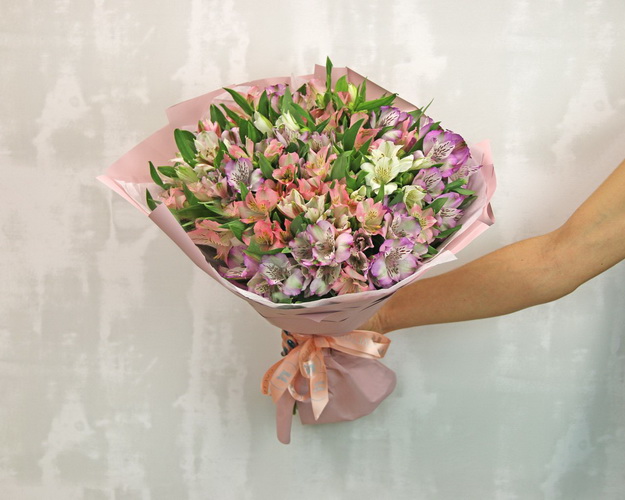 Букет із 31 альстромерії ніжний мікс в упаковці