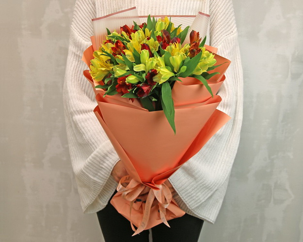 Букет із 19 альстромерій яскравий мікс в упаковці