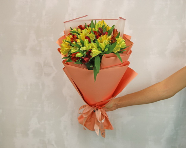 Букет із 19 альстромерій яскравий мікс в упаковці