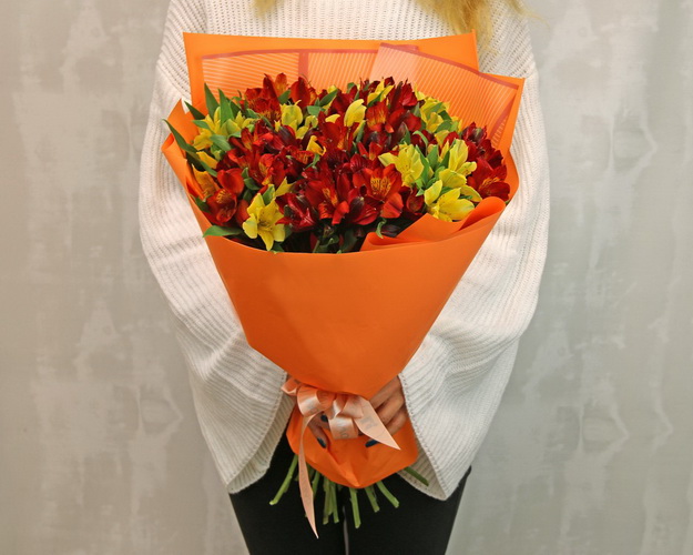 Букет із 21 альстромерії яскравий мікс в упаковці