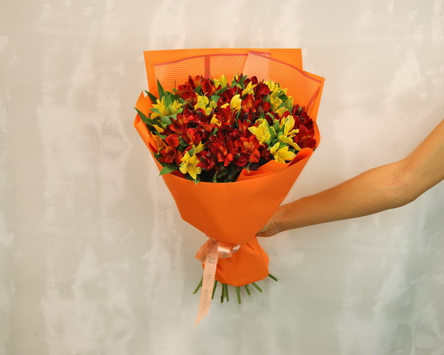 Букет із 21 альстромерії яскравий мікс в упаковці