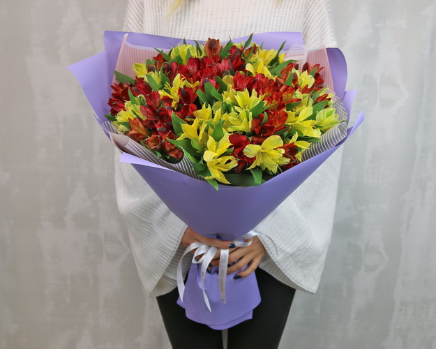 Букет із 35 альстромерій яскравий мікс в упаковці