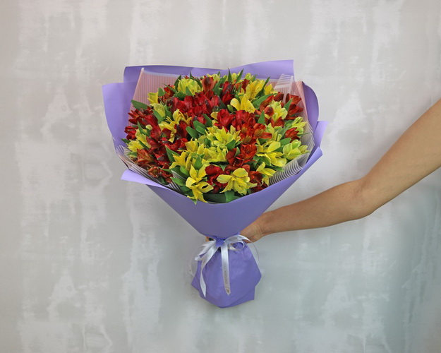 Букет із 35 альстромерій яскравий мікс в упаковці