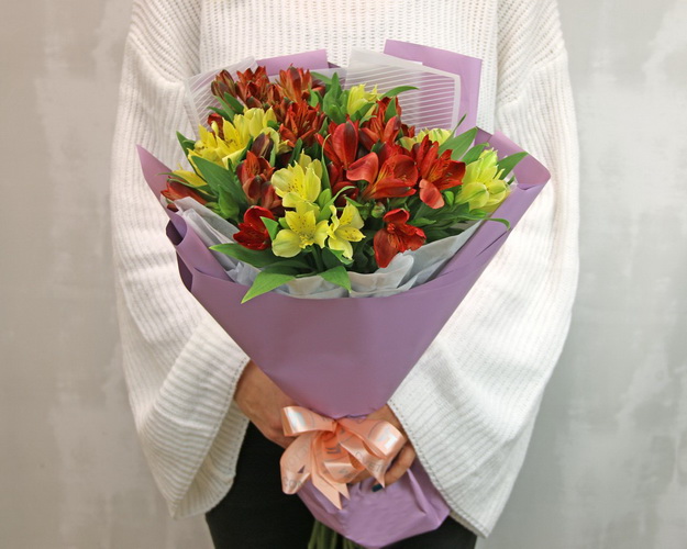Букет із 11 альстромерій яскравий мікс в упаковці