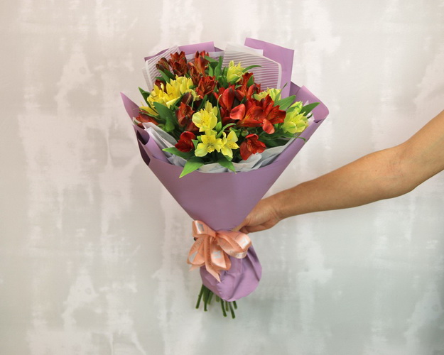 Букет із 11 альстромерій яскравий мікс в упаковці