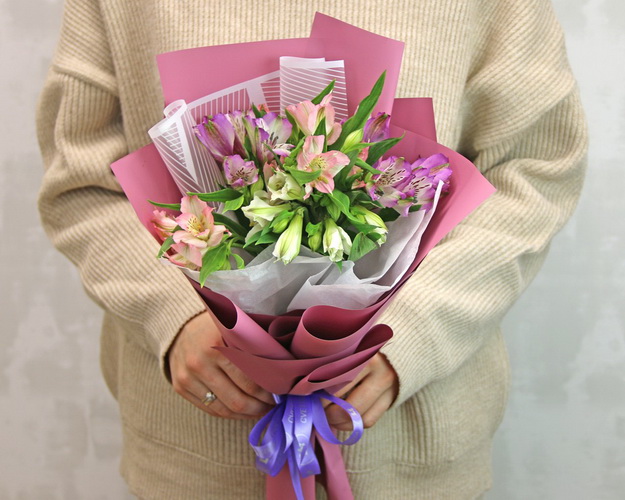 Букет із 5 альстромерій ніжний мікс в упаковці
